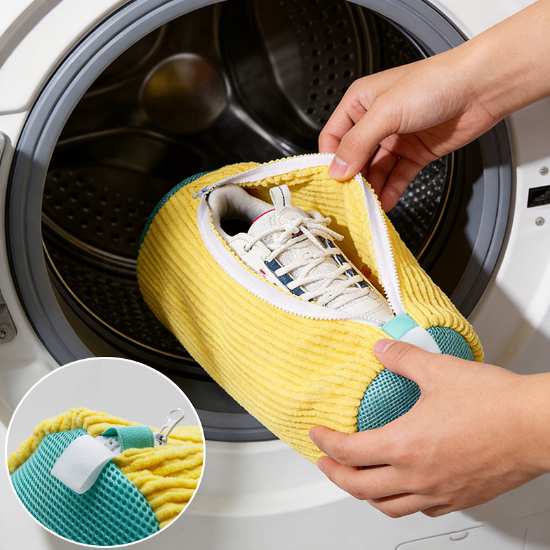 柔らかいブラシ付きの洗濯機用シューズ洗濯バッグ。型崩れしにく - Sneaker Cleaner のレビューと価格